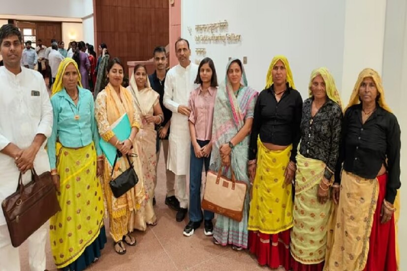 পাশাপাশি তিনি বলেন, “আমি আমার দায়িত্বের প্রতি নিবেদিত। অঙ্গীকার করছি যে ভরতপুর লোকসভা কেন্দ্রের উন্নয়ন ও জনকল্যাণে কাজ করার যে সুযোগ পেয়েছি সম্পূর্ণ নিষ্ঠা ও সততার সঙ্গে তা পালন করব”।সংসদের বাইরে মা এবং তিন শাশুড়িকে নিয়ে ছবিও তুলেছেন সঞ্জনা জাটভ। সেই ছবিও পোস্ট করেছেন সোশ্যাল মিডিয়ায়। লোকসভায় সঞ্জনা জাটভের শপথ নেওয়ার ছবির পাশাপাশি সেই ছবিও এখন ভাইরাল সোশ্যাল মিডিয়ায়।