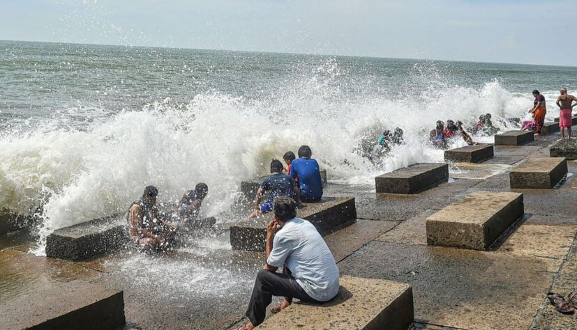 দিঘায় স্পিডবোটের ধাক্কায় বা ট্রলারের ধাক্কায় আহত হয়ে ডলফিন এর আগেও বেশ কয়েকবার সমুদ্রসৈকতে ভেসে এসেছিল জোয়ারে। ৩ জুন সোমবার দুপুর বেলা এরকমই একটি ডলফিন জোয়ারের জলে ভেসে আসে দিঘার উদয়পুর সমুদ্র সৈকতে। এর আগে বেশ কয়েকবার দিঘায় ডলফিন ভেসে এলেও বেশিরভাগ সময় ডলফিন গুলি মারা গিয়েছিল।