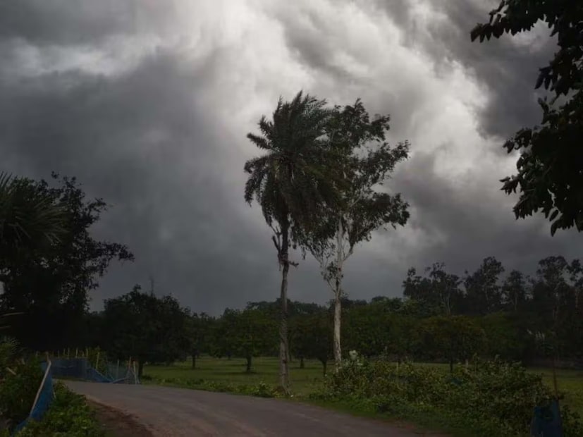 রবিবারেও ভারী বৃষ্টির সতর্কতা বীরভূম মুর্শিদাবাদ ও নদিয়া জেলার কিছু অংশে। বজ্রবিদ্যু-সহ হালকা মাঝারি বৃষ্টি চলবে বিক্ষিপ্তভাবে এক জেলায় ভারী বৃষ্টিরও সম্ভাবনা থাকবে আগামী ৪/৫ দিন।