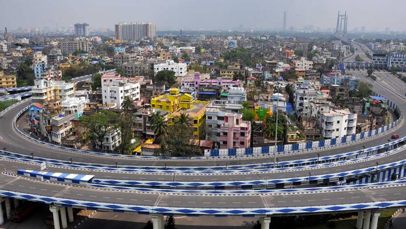 কলকাতা হুগলি নদীর পূর্ব পাড়ে অবস্থিত। এই শহর পূর্ব ভারতের শিক্ষা, অর্থনীতি ও সংস্কৃতির প্রধান কেন্দ্র। দক্ষিণ এশিয়ায় কলকাতা তৃতীয় বৃহৎ অর্থনীতির শহর। কলকাতা বন্দর ভারতের প্রাচীনতম সচল বন্দর তথা দেশের প্রধান নদী বন্দর।