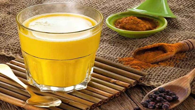ডায়েটিশিয়ানের মতে, ভেজানো শুকনো ফলের গুঁড়ো তৈরি করে দুধের সঙ্গে মিশিয়ে খেলে শরীরে প্রচুর শক্তি পাওয়া যায়। দুধের সঙ্গে শুকনো ফল খেলে শরীর সবচেয়ে বেশি উপকার পেতে পারে। এক গ্লাস দুধে ১ চামচ ড্রাই ফ্রুট পাউডার মিশিয়ে রাতে ঘুমনোর আগে পান করলে শরীরে নতুন প্রাণ আসে। দুর্বলতায় ভুগছেন এমন ব্যক্তিদের এই পাউডার ব্যবহার করা উচিত। পেশী এবং হাড়ের শক্তি আনতে এই পাউডার ব্যবহার করা যেতে পারে।  নারী-পুরুষ উভয়ের জন্যই উপকারী এই পাউডার, তবে এটা ঘরেই তৈরি করা উচিত।