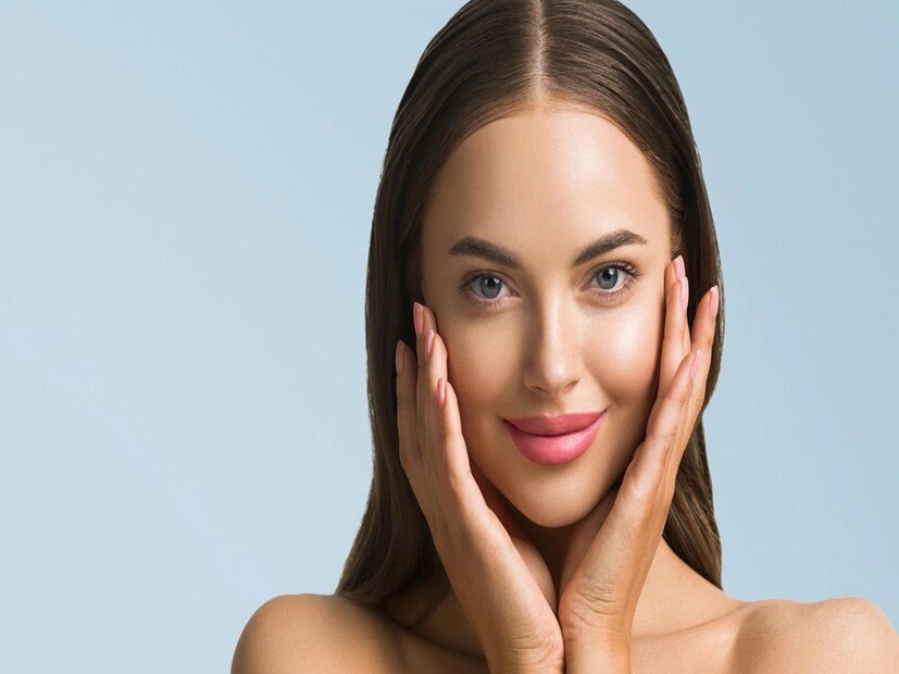 টক দইয়ের সঙ্গে এক টেবিল চামচ পাতিলেবুর রস মিশিয়ে মুখে মাখতে পারেন। এটি খুব ভাল ক্লিনজার। এছাড়াও আধ কাপ দইয়ে আধ চা চামচ মধু ভাল করে মিশিয়ে মুখ, কপাল ও গলায় লাগিয়ে নিন। ভাল করে ঘষে ২ থেকে ৩ মিনিট পর জল দিয়ে ধুয়ে নিন। দেখবেন ত্বক অনেক বেশি পরিষ্কার দেখাবে।