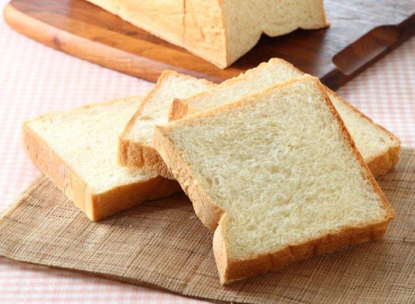 পাউরুটি– আমেরিকার কৃষি বিভাগ ‘ইউএসডিএ’র তথ্য অনুযায়ী ১০০ গ্রাম পাউরুটিতে সোডিয়ামের পরিমাণ ৪৯১ মিলিগ্রাম। প্রতি দিন খাবারের তালিকায় ‘হোয়াইট ব্রেড’ রাখলে রক্তে সোডিয়ামের পরিমাণ বেড়ে যেতে পারে। এড়িয়ে চলুন স্যান্ডউইচ-ও । ৬ ইঞ্চি স্যান্ডউইচে থাকে ১১২৭ মিলিগ্রাম সোডিয়াম।