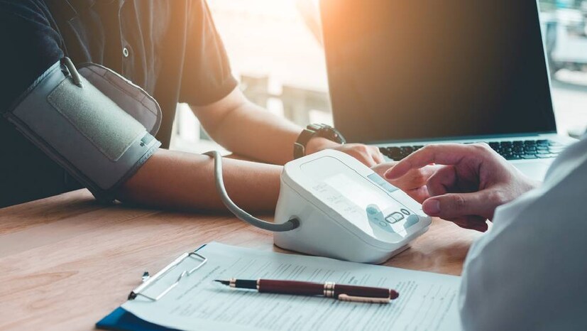 কাঁচা নুন খান না? রান্নাতেও কম নুন দেন? কিন্তু মাথায় রাখবেন, এত সাবধানতা অবলম্বন করেও, আপনি কিন্তু সুরক্ষিত নন। এমন কয়েকটি খাবার আছে, যেগুলির মধ্যে সোডিয়ামের পরিমাণ অনেকটাই বেশি, ফলে হুহু করে বাড়িয়ে দেয় রক্তে সোডিয়ামের মাত্রা। ফলে বাড়তে থাকে রক্তচাপ। দীর্ঘদিন ধরে রক্তচাপ বেশি থাকলে হার্ট বিকল হওয়ার ঝুঁকি অনেকটাই বেড়ে যায়। জেনে নিন, কোন কোন খাবার নিঃশ্বব্দ ঘাতক?