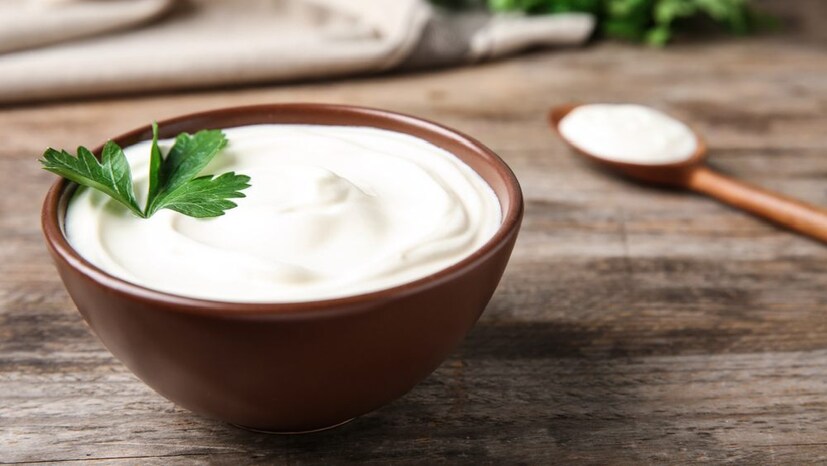 যাঁরা দীর্ঘদিন ব্রণের সমস্যায় ভুগছেন, তাদের জন্য কার্যকরী টক দই। এক টেবিল চামচ টক দই নিয়ে তুলো দিয়ে ব্রণর উপরে লাগিয়ে সারা রাত রেখে দিন। সকালে ঘুম থেকে উঠে ঠান্ডা জলে ধুয়ে ফেলুন। দিনে লাগালে ঘণ্টা দুয়েক লাগিয়ে রাখুন, তার পর ধুয়ে নিন। দইয়ে থাকা ল্যাকটিক অ্যাসিড ত্বকের সংক্রমণ দূর করে। ব্রণর সমস্যা মেটে। তবে নিয়মিত ব্যবহার করলে তবেই কাজ হবে।