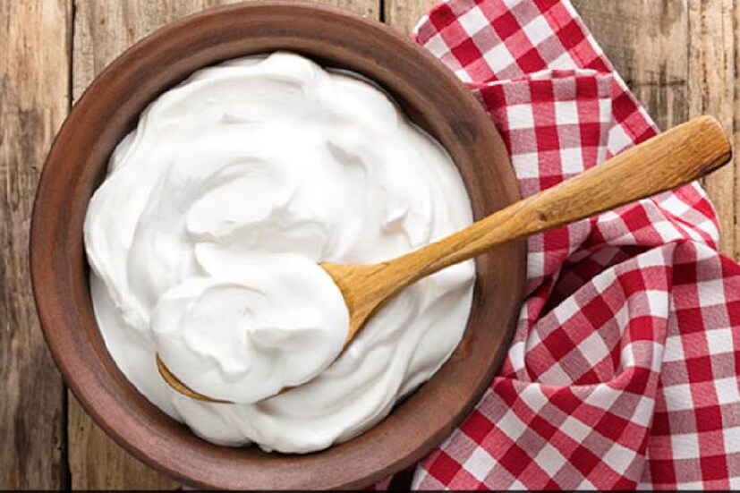 দই চোখের নীচের ফোলাভাব কমায়, ল্যাকটিক অ্যাসিড দূর করে ত্বকের কালো দাগ-ছোপ। টক দইতে রয়েছে কার্বোহাইড্রেট, ক্যালসিয়াম এবং প্রোটিন। টক দই দই মাখলে খুব সহজেই উজ্জ্বল, মসৃণ ত্বক মেলে। মুখের ব্রণ, রুক্ষতা, অতিরিক্ত তৈলাক্তভাবের সমস্যা থেকেও রেহাই পাবেন।