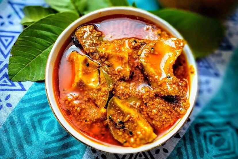 আচার ও সস– ২৮ গ্রাম আচারে থাকে ২৪১ মিলিগ্রাম সোডিয়াম। ১ টেবিল চামচ বা ১৫ মিলিলিটার সস-এ থাকে ১০২৪ মিলিগ্রাম সোডিয়াম। আর-ও বেশি ভয়ঙ্কর টোম্যাটো সস। ১/৪ কাপ বা ৬২ গ্রাম টোম্যাটো সসে থাকে ৩২১ গ্রাম সোডিয়াম।