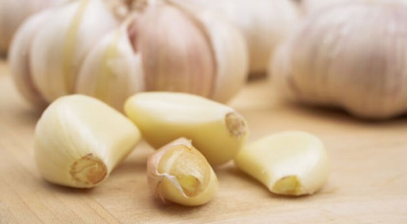 চিকিৎসক  রাঘবেন্দ্র চৌধুরী জানান, রসুন ব্যবহার করে সমস্ত রকমের রোগ থেকে মুক্তি পাওয়া যেতে পারে। এটি কোলেস্টেরলের মাত্রা ঠিক রাখতে সাহায্য করে। এটি ত্বক সম্পর্কিত সমস্যা এবং রক্ত ​​পরিষ্কার করতেও সাহায্য করে।