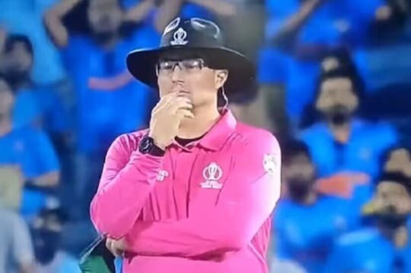 T20 বিশ্বকাপ ২০২৪-এর সেমিফাইনালে ভারত বনাম ইংল্যান্ডের জন্য মাঠের আম্পায়ার হিসেবে ক্রিস গ্যাফানি এবং রড টাকারকে নির্বাচিত করা হয়েছে। এই সিদ্ধান্ত ভারতীয় ক্রিকেট ভক্তদের অনেকটাই স্বস্তি দিয়েছে। কারণ রিচার্ড কেটলবরো, যিনি অতীতে ভারত হেরে যাওয়া বেশিরভাগ আইসিসি নকআউট ম্যাচের আম্পায়ার ছিলেন, এবার সেমিফাইনালে নির্বাচিত হননি।