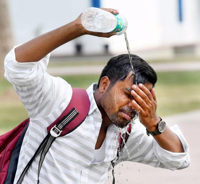 কলকাতাতেও তাপমাত্রা ৪০ ডিগ্রির কাছাকাছি। গাঙ্গেয় পশ্চিমবঙ্গের জেলাগুলিতে গরমের সঙ্গে জলীয় বাষ্পের অস্বস্তি ভোগাবে।