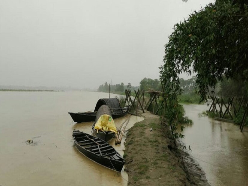 জলপাইগুড়িতে তিস্তা নদীর জলস্তর সামান্য নামলেও চিন্তা বাড়াচ্ছে জলঢাকা নদী। সকালে জলঢাকার অসংরক্ষিত এবং সংরক্ষিত দুই এলাকাতেই হলুদ সতর্কতা জারি করেছে সেচ দফতর। 