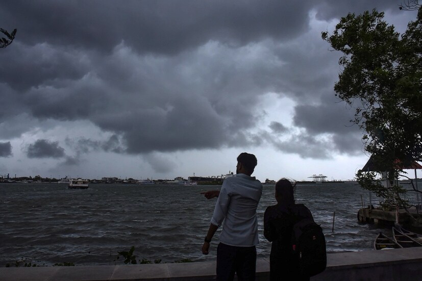ব্যাপক পরিমাণে বৃষ্টিপাতের সতর্কতা জারি করা হয়েছে, একই সঙ্গে কলমলা সতর্কতা জারি করা হয়েছে ৷ প্রতীকী ছবি ৷
