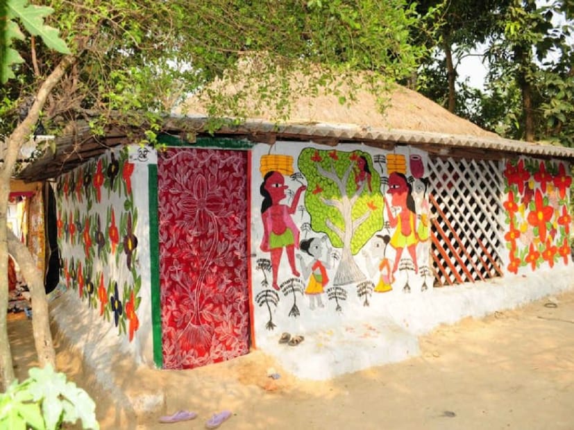 পশ্চিম মেদনীপুর জেলার পিংলার নয়া গ্রাম বিখ্যাত পট শিল্পীদের জন্য। এই গ্রামে শতাধিক পটুয়াদের বসবাস। সকাল থেকে সন্ধ্যা রং তুলির আঁচড় কেটে তারা ফুটিয়ে তোলেন নানান চিত্র। সামাজিক হোক কিংবা পৌরাণিক, পটুয়া দের হাতে কাগজের উপর রঙের ছোঁয়ায় যেন প্রাণবন্ত হয়ে ওঠে সেই ছবি। সবুজে ঘেরা সাজানো শৈল্পিক এই গ্রামে এলে মন ভালহবে। এসে ঘুরে দেখা যেমন সহজ, একদিন থেকে পটুয়াদের জীবনযাত্রা, তাদের শিল্পকর্ম পটে ছবি আঁকা, উপভোগ করতে পারবেন।