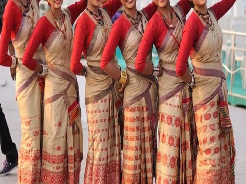 ১) বর্তমানে আবার ধীরে ধীরে হাল ফিরতে শুরু করেছে পূর্বস্থলীর তাঁতিদের। আসামের ঐতিহ্যবাহী মেখলা শাড়ি তৈরি করেই আবারও ঘুরে দাঁড়ানোর চেষ্টা চালিয়ে যাচ্ছেন তাঁতিরা।