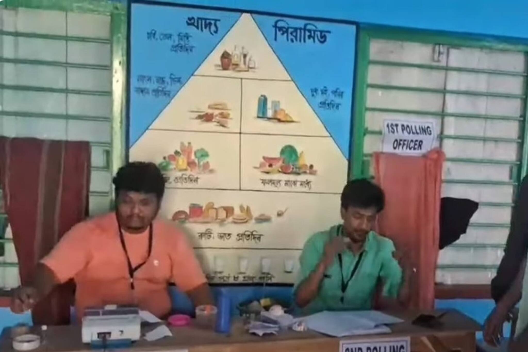 মথুরাপুরের কেন্দ্রে অভিনব দৃশ্য, ভোট নিচ্ছেন বিশেষভাবে সক্ষম ব্যক্তিরা