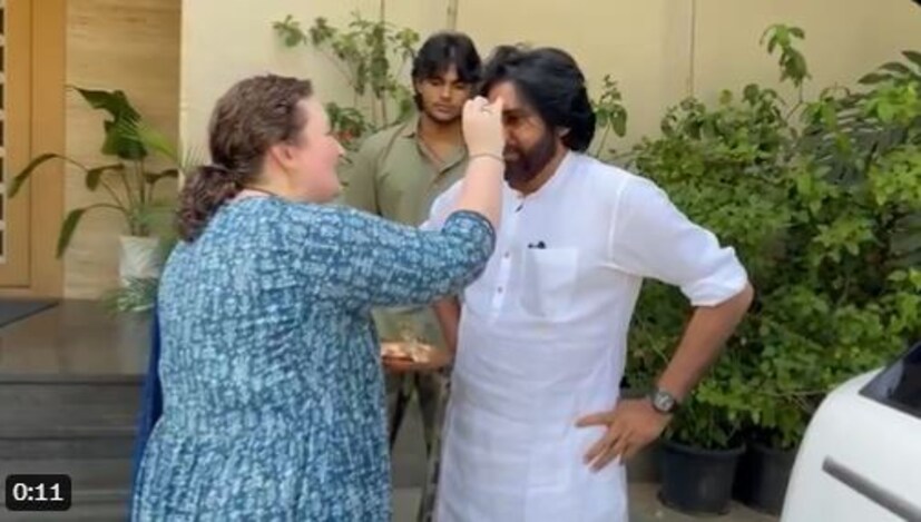 আসন জয়ের পর, পবন কল্যাণীর রাশিয়ান স্ত্রীর হাতে জয় অভিষেকের ভিডিও খুবই জনপ্রিয় হয়েছে৷ 