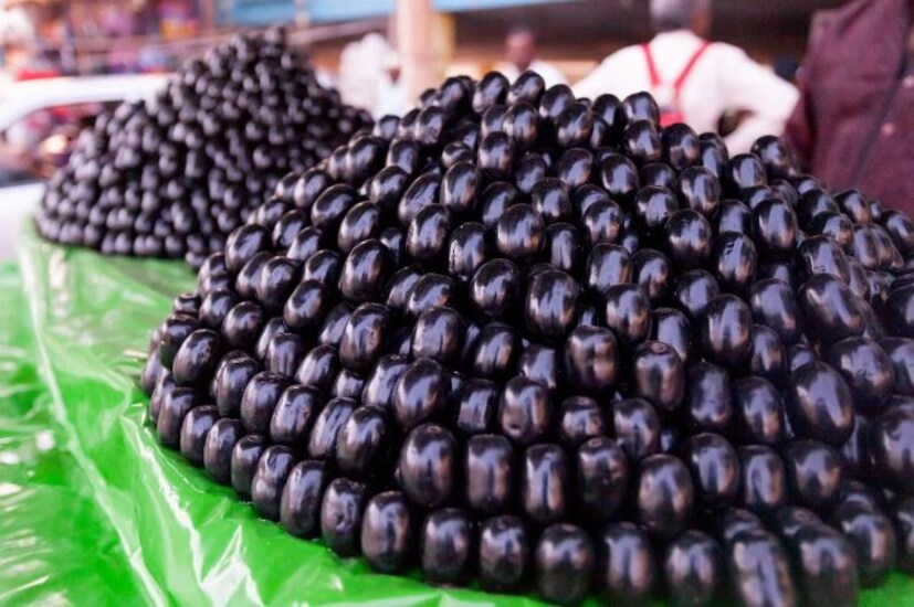 গ্রীষ্মকালে গ্রামীন এলাকায় নানান ফল পাওয়া যায়। যাদের মধ্যে অন্যতম এই ফল। দেখতে কালচে রঙের হলেও পুষ্টিগুণে সমৃদ্ধ। শুধু তাই নয় বেশ সুস্বাদুও। (রঞ্জন চন্দ)