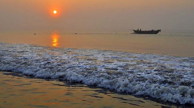 আর এই চাঞ্চল্য ছড়ানোর মূল কারণ একটি জীবন্ত ডলফিন। উদয়পুর সমুদ্র সৈকতে এই জীবন্ত ডলফিনটি জোয়ারে ভেসে চলে আসে। জোয়ারে ভেসে আসার পর ডলফিনটি ভাটার টানে ফিরে যেতে পারেনি তারপর এই জীবন্ত ডলফিন ঘিরে ব্যাপক হইচই পড়ে যায় সমুদ্র সৈকতে।