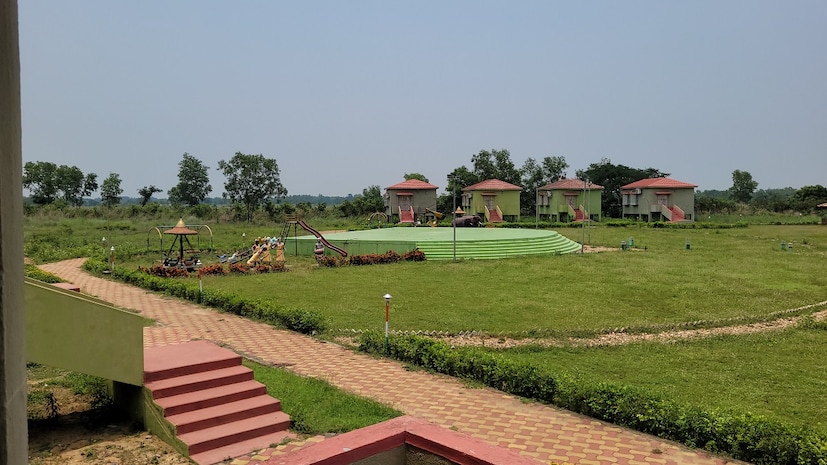 ঝাড়গ্রাম জেলার সাঁকরাইল ব্লকের রোহিণীর কাছেই গড়ে তোলা হয়েছে এই পার্ক। ঝাড়গ্রাম রেলস্টেশন থেকে মাত্র ৪৬ কিলোমিটার দূরেই রয়েছে এই পার্ক। রোহিনী বাজার থেকে মাত্র ২ কিলোমিটার দূরে নদীর মধ্যেই কোদোপাল বায়ো-ডাইভারসিটি পার্ক ও কটেজ।