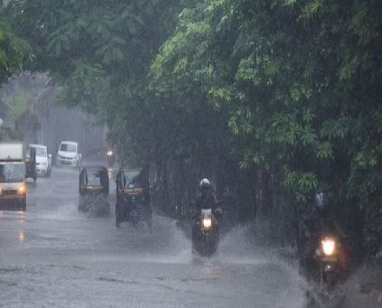 বৃহস্পতিবার থেকে রাজ্যজুড়ে বৃষ্টির পূর্বাভাস। উত্তরবঙ্গে ভারী বৃষ্টি হলেও দক্ষিণবঙ্গে বজ্রবিদ্যুৎ সহ হালকা মাঝারি বৃষ্টির কথা শুনিয়েছে হাওয়া অফিস।photo source collected