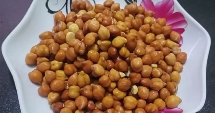 ছোলা- ছোলা প্রোটিন সমৃদ্ধ এবং বিভিন্ন স্বাস্থ্য উপকারিতা প্রদান করে। অন্যান্য ডাল এবং শস্যের সঙ্গে মিলিত হলে, এগুলি হজমজনিত ব্যাধি, টাইপ ২ ডায়াবেটিস এবং কার্ডিওভাসকুলার রোগ-সহ বেশ কয়েকটি বড় রোগের ঝুঁকি কমাতে সাহায্য করতে পারে। এই বহুমুখী উপাদানগুলি বিভিন্ন রেসিপিতে ব্যবহার করা যেতে পারে, যা পুষ্টিকর এবং স্বাদযুক্ত খাবার।