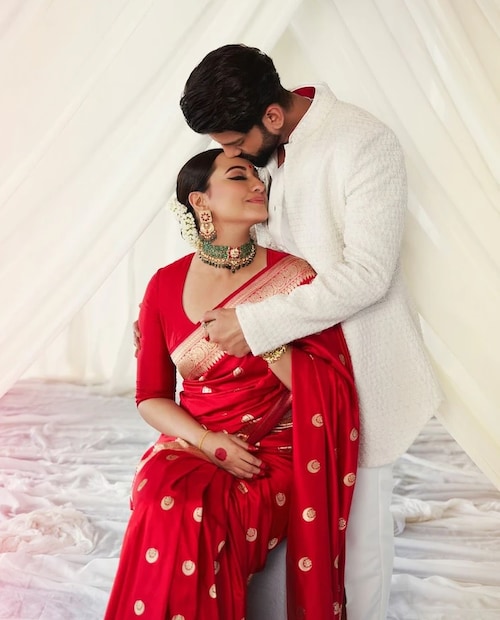 যদিও এই বিয়েতে উপস্থিত ছিলেন না সোনাক্ষীর দাদা লব সিনহা। তবে একটি ইন্টারভিউয়ে বিষয়টা নিয়ে বক্তব্য রেখেছেন তিনি। সংবাদ সংস্থার প্রশ্নের জবাবে লব বলেন, “আমায় দয়া করে ১-২ দিন দিন। তারপরে আমি আপনাদের প্রশ্নের উত্তর দেব, যদি আমি মনে করি। প্রশ্ন করার জন্য ধন্যবাদ।”