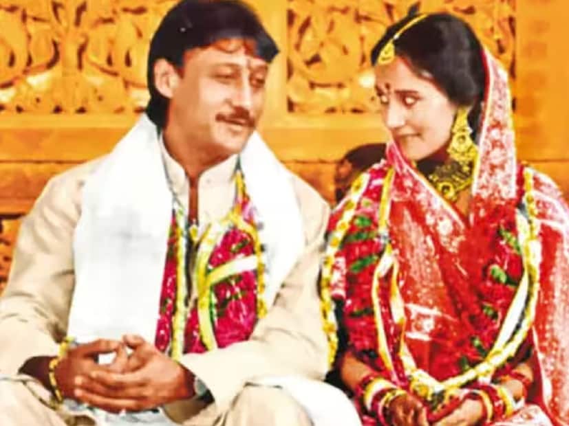 যদিও পরে সব ভালই হয়। জামাই বস্তিতে থাকে জেনে প্রথমে চিন্তায় পড়লেও পরে জ্যাকিকে মেনে নেন আয়েশার মা। 