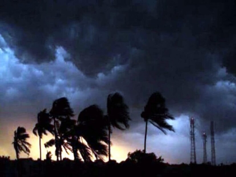 রবিবারও রাজ্যে ভারী থেকে অতি ভারী বৃষ্টির সতর্কতা রয়েছে। আগামী ৪-৫ দিন বজ্রবিদ্যুৎ-সহ বৃষ্টির সম্ভাবনা দক্ষিণবঙ্গের সব জেলাতেই। সঙ্গে ৩০-৫০ কিমি প্রতি ঘণ্টা বেগে ঝোড়ো হাওয়া বইতে পারে।