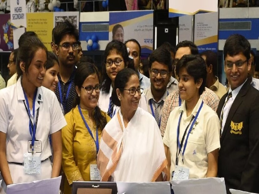 সবুজ সাথী প্রকল্প: এই প্রকল্পের আওতায় নবম থেকে দ্বাদশ শ্রেণির ছাত্রীদের বিনামূল্যে সাইকেল দেওয়া হয়। বাংলা শস্য বীমা প্রকল্প: এখানে ফসলের ক্ষতি হলে আর্থিক সহায়তা প্রদান করা হয়।