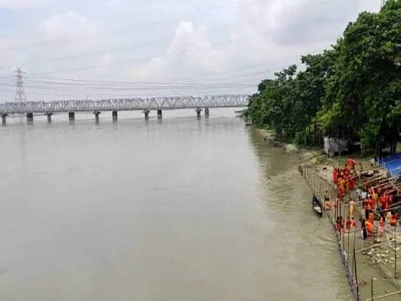 সমতলের পাশাপাশি ভুটান পাহাড়ে লাগাতার বৃষ্টির জেরে বেড়েই চলেছে জলঢাকা নদীর জল। সকালে নদীর সংরক্ষিত, অসংরক্ষিত দুই এলাকাতেই সতর্কতা জারি করা হয়। 