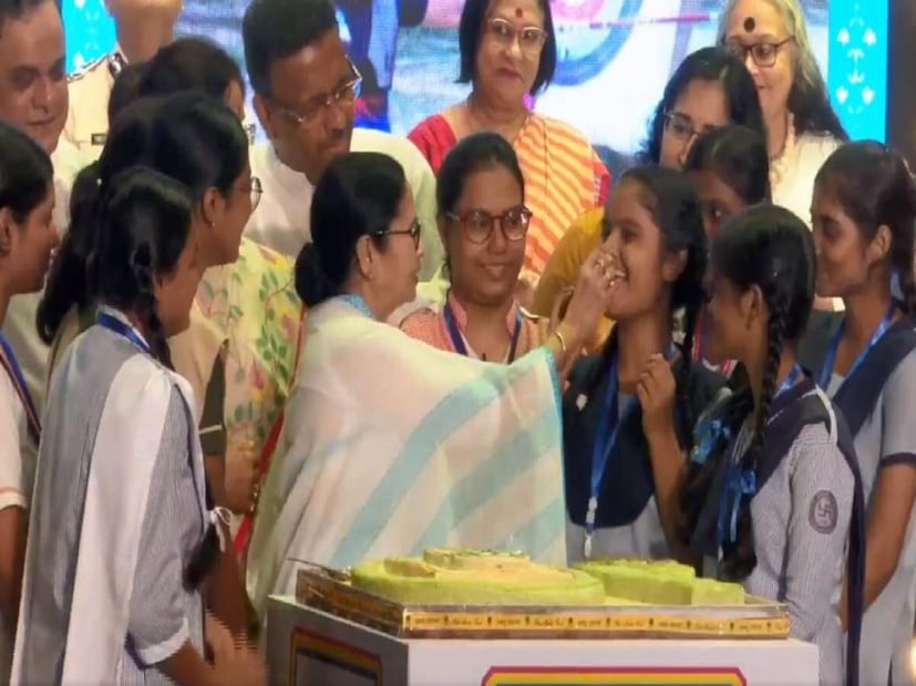 নির্বাচিত শিক্ষার্থীরা কী কী সুবিধা পাবেন? ১) পঞ্চম থেকে অষ্টম শ্রেণীতে ভর্তি হওয়ার শিক্ষার্থীদের পড়াশোনার জন্য বৃত্তি দেওয়া হবে।২) সুবিধাবঞ্চিত ও সংখ্যালঘু গোষ্ঠীর শিক্ষার্থী তারাই এই প্রকল্পের জন্য টাকা পাবেন। ৩) এক্ষেত্রে নির্বাচিত শিক্ষার্থীরা বছরে ৮০০ টাকা আর্থিক সহায়তা পাবে। ৪) শিক্ষার খরচ মেটানোর জন্য এই টাকা দেওয়া হচ্ছে।