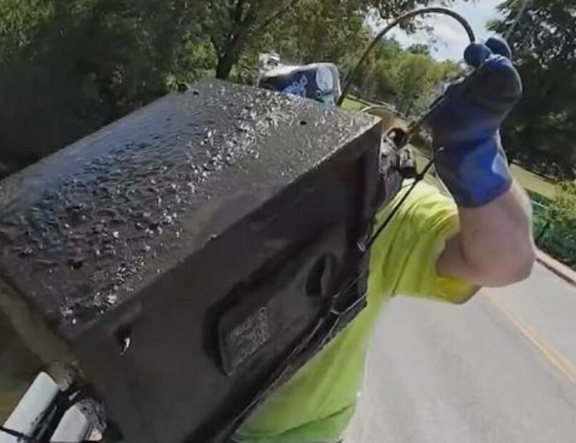 নিউ ইয়র্কের কোরোনা পার্কের একটি ছোট্ট নদী বা লেক বলা চলে, সেখানেই মাছ ধরতে গিয়ে একেবারে কোটি পতি হয়ে গেলেন জেমস কেনে ও বারবি আগোসতানি। 