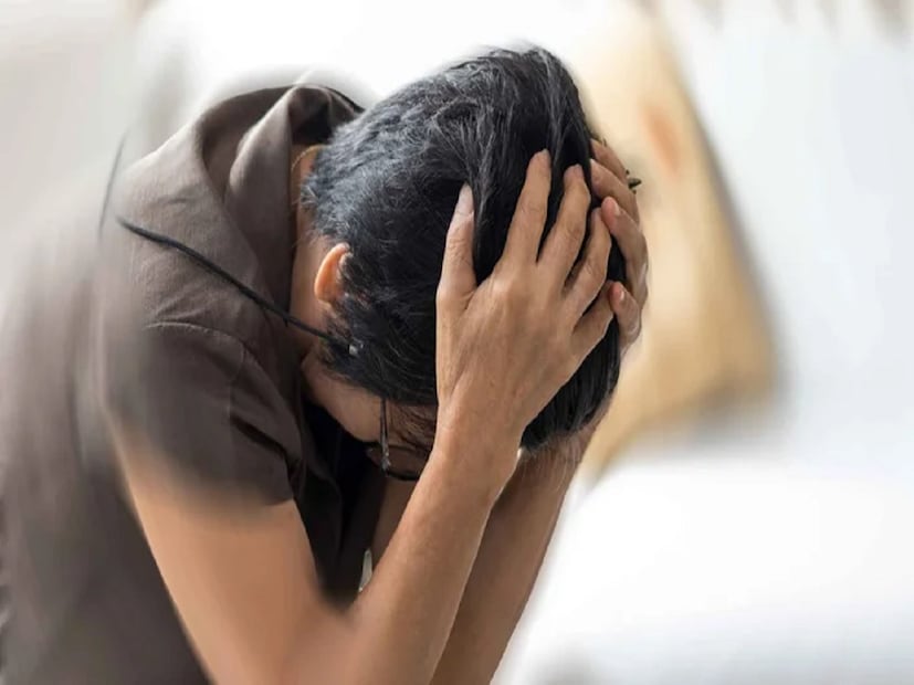 চিকিৎসা পদ্ধতি— রোগ নির্ণয়ের পর চিকিৎসকের পরামর্শ মতো ফিজিক্যাল বা ফিজিওথেরাপি প্রয়োজন। প্রথমেই রোগ সারিয়ে ফেলা গেলে ভাল। না হলে টিইএনএস মেশিন প্রয়োগ করতে হতে পারে। ঘাড়ে ইঞ্জেকশনও দিতে হতে পারে। বাড়িতে SNAG (sustained natural apohyseal glide) ব্যথা নিরাময়ে কাজ দিতে পারে। তবে ফিজিও থেরাপিস্টই এই কাজ করতে পারেন। পেশি শিথিল করার ওষুধও খাওয়া যেতে পারে চিকিৎসকের পরামর্শ মতো। ভাল ঘুম, যোগাভ্যাস, হাইড্রোথেরাপি ভাল ফল দিতে পারে।