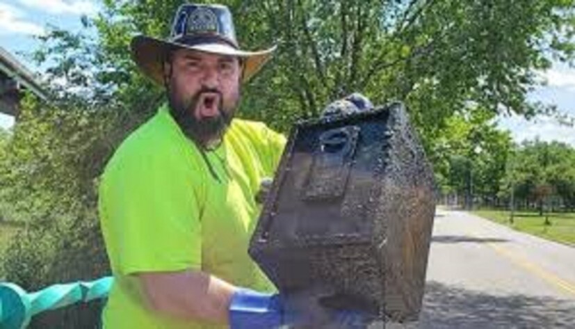 তাঁরা লেকে বড়শিঁতে চুম্বক লাগিয়ে নদীতে ফেলতেই উঠে আসে একটি লোহার বাক্স। খুব বড় নয়! সেই বাক্স খুলতেই তাঁরা দেখেন সেখানে রয়েছে ১ লক্ষ ডলার যা ভারতীয় টাকার ৮৩ লাখ টাকা! photo source collected 