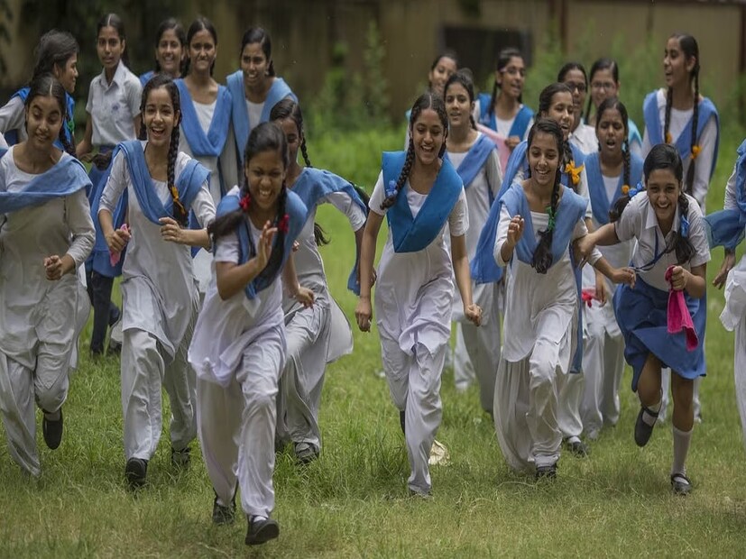 কন্যাশ্রী প্রকল্প: উচ্চ মাধ্যমিক পাশ করলে এখানে ১৮ থেকে ১৯ বছর বয়সী ছাত্রীদের ২৫ হাজার টাকা আর্থিক অনুদান দেওয়া হয়। কৃষকবন্ধু প্রকল্প: এই প্রকল্পে যাদের চাষযোগ্য জমির রয়েছে তাদের ১০০০০ টাকা করে দেওয়া হবে। এছাড়া এক একরের কম চাষযোগ্য জমি থাকলে সেক্ষেত্রে ৪ হাজার টাকা করে দেওয়া হয়।