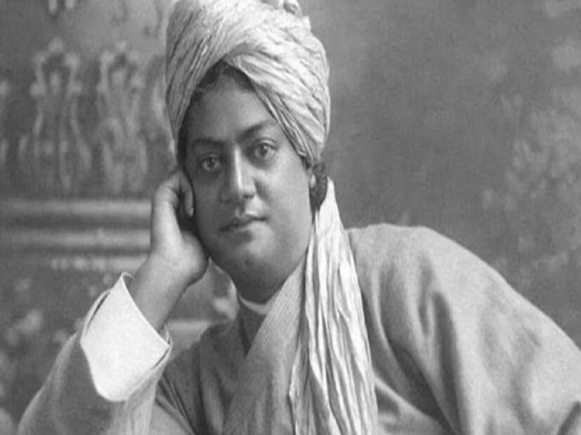 জীবনে তিনটি আদর্শ চোখ বন্ধ করে মেনে চলার কথা বলেছেন স্বামীজী। তিনি বলেছেন, 'যারা তোমায় সাহায্য করেছে, তাঁদের কখনও ভুলে যেও না। যারা তোমাকে ভালোবাসে, তাদের কোনওদিন ঘৃণা করো না। আর যারা তোমাকে বিশ্বাস করে, তাদের কখনও ঠকিয়ো না।'