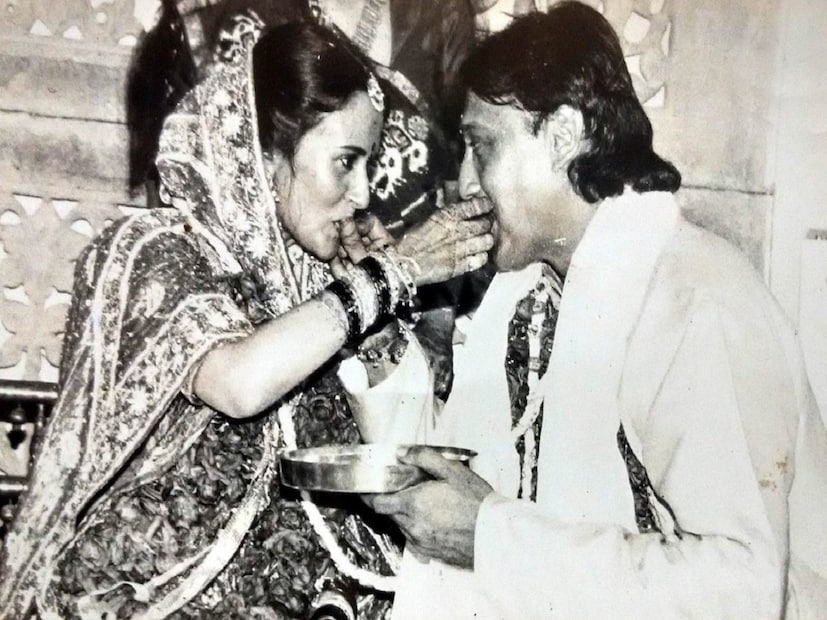 তবে এই সম্পর্কে থাকাকালীন সব কিছু একেবারেই মসৃণ হয়নি। জ্যাকির হবু শাশুড়ি অর্থাৎ আয়েশার মা এই সম্পর্কে মেনে নেননি। আয়েশা নিজেও এক সাক্ষাৎকারে বলেছিলেন, 'যখন জ্যাকির সঙ্গে প্রেম করা শুরু করি, মা একদমই মেনে নেননি। একে তো ওর 'জগুদাদা' ইমেজ ছিল, তার উপর মায়ের কানভারী করেছিলেন কেউ কেউ। জ্যাকি বখে যাওয়া ছেলে, মাকে বুঝিয়েছিলেন অনেকেই!'