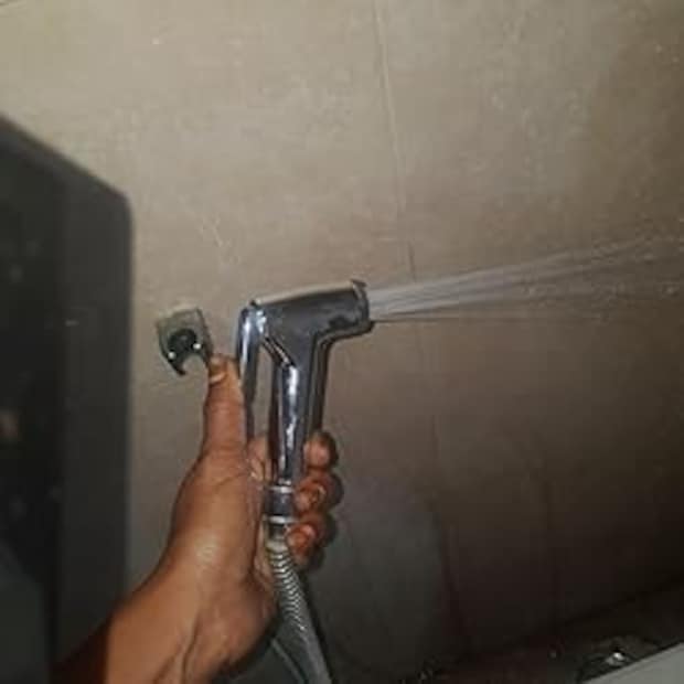 এই সমস‍্যার ক্ষেত্রে কাজে লাগাতে পারেন সেফটি পিন। জেট স্প্রের বন্ধ ছিদ্রগুলিকে পিন দিয়ে বন্ধ ছিদ্রগুলি খুলে দিন। আবার আগেই মতোই জল পড়বে। 