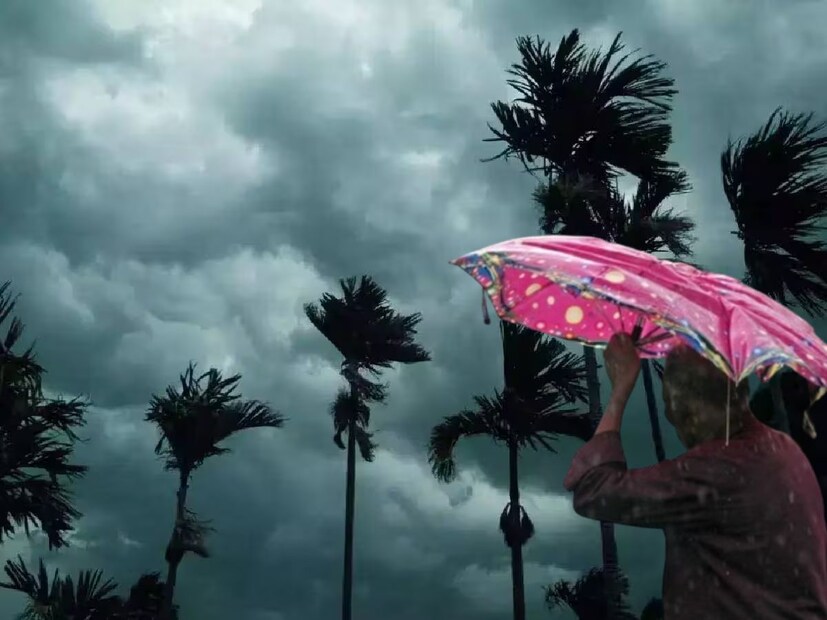হাঁসফাঁস গরম কাহিল দক্ষিণ বঙ্গবাসী। অবশেষে বৃহস্পতিবার এসেছে বহু প্রতীক্ষার বৃষ্টি। কিন্তু বর্ষা আদৌ এসেছে কি? কবে থেকে বেড় বাড়তে শুরু করবে তাপমাত্রা? জেনে নিন আগামী কয়েকদিন বঙ্গের আবহাওয়া কেমন থাকবে। 