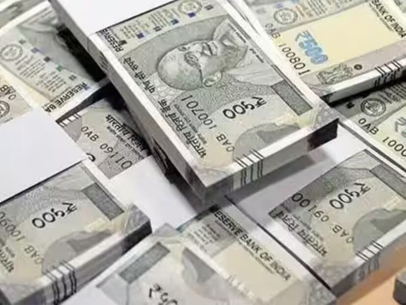 নিরঞ্জন বর্মন জানান,বাড়িতে সামান্য জায়গা থাকলে চিচিঙ্গা তৈরি করা যায়। বাগানের মাটির সঙ্গে সমপরিমাণ গোবর সার মিশিয়ে চিচিঙ্গা জন্য মাটি তৈরি করতে হবে।