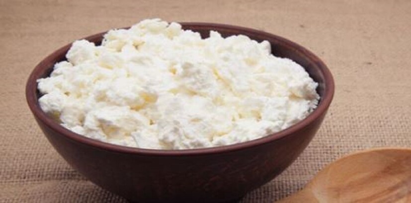 এই ছানার জলে প্রচুর পরিমাণে ল্যাকটিক অ্যাসিড, প্রোটিন, ক্যালসিয়াম, খনিজ পদার্থ ইত্যাদি রয়েছে যা ত্বককে সব ধরনের পুষ্টি যোগাতে সাহায্য করতে পারে।photo source collected