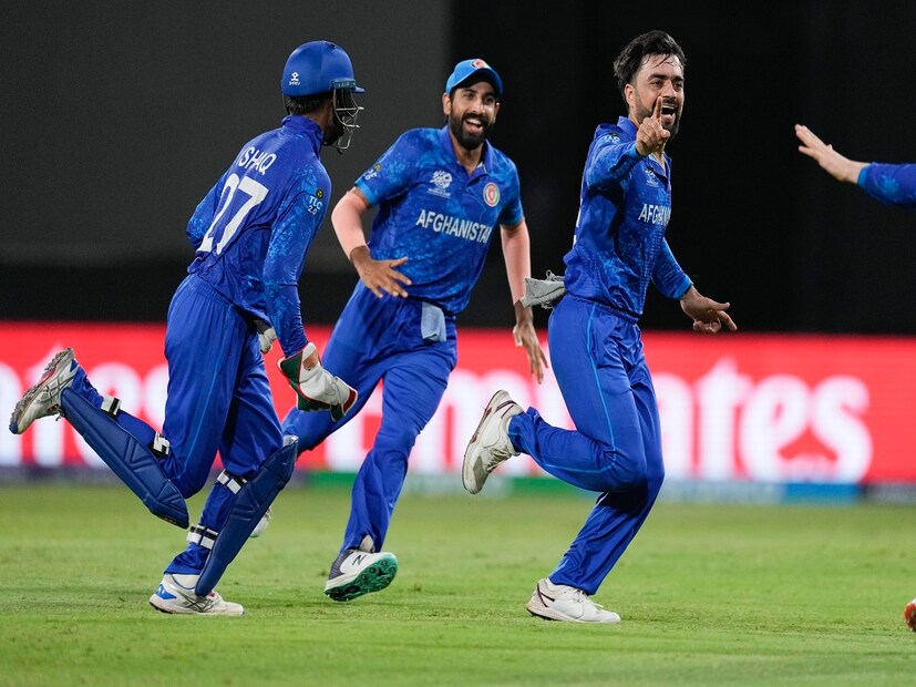 এদিন বারবার বৃষ্টি বিঘ্নিত ম্যাচে আফগানিস্তান নিজেদের নার্ভ ধরে রেখে সেমিফাইনালের টিকিট পেয়ে গেল। ৪৯ বলে ৫৪ রানে একটাই লড়াকু ইনিংস খেলেন বাংলাদেশের লিটন দাস। কিন্তু তাঁর একার লড়াই আফগান ১১ ক্রিকেটারের লড়াইয়ের বিরুদ্ধে যথেষ্ট ছিল না৷ তবে এদিন ডার্ক ওয়ার্থ লুইস নিয়মে ৮ রানে ম্যাচ জিতে গেল আফগানিস্তান৷ Photo- AP 