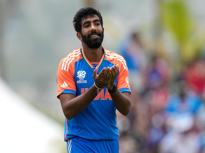 সূত্রের খবর, এই টাকা সমানভাবে ভাগ করা হবে। মোট ৩২ জনের মধ্যে যদি ১২৫ কোটি ভাগ করা হয় তাহলে সকলে পাবে ৩ কোটি ৯০ লক্ষ টাকার কিছু বেশি। আর যদি রিজার্ভ প্লেয়ারদের বাদ দেওয়া হয় তাহলে ৪ কোটি টাকার বেশি পাবে সকলে। 