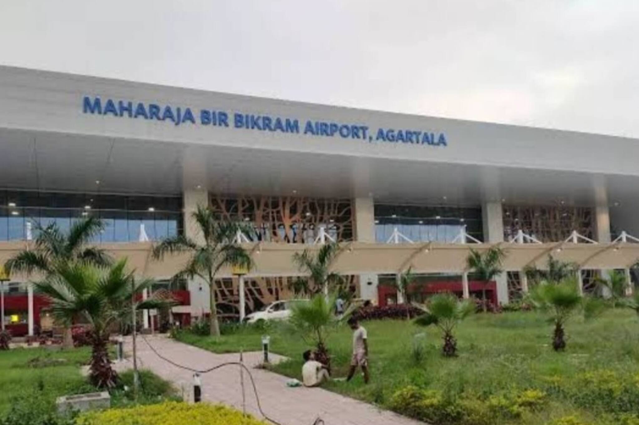 পর্যটকদের জন্য সাজছে আগরতলা বিমানবন্দর ও সন্নিহিত এলাকা