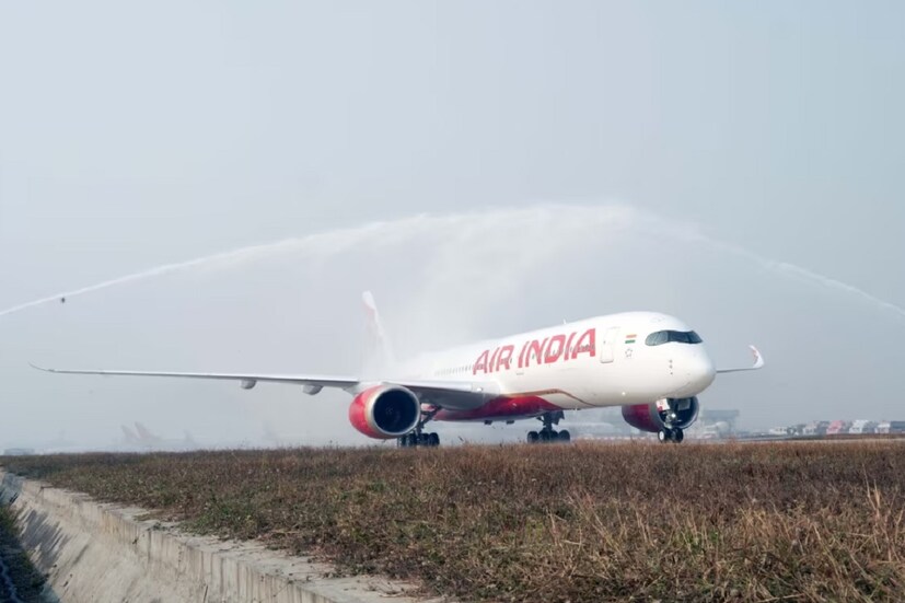 এয়ার ইন্ডিয়ার ওয়েবসাইট বা অ্যাপে গিয়ে গ্রাহকদের প্রথমে পছন্দের ফ্লাইট বাছতে হবে। তারপর বুকিংয়ে গিয়ে চালু করতে হবে ‘ফেয়ার লক অপশন। এরপর গ্রাহককে নামমাত্র মূল্য জমা দিতে হবে। এর ফলে টিকিটের দাম লক হয়ে যাবে। পরে ‘ম্যানেজ বুকিং’ অপশনে গিয়ে আগের লক করা দামে টিকিট কাটতে পারবেন গ্রাহক। তবে বলে রাখা ভাল, টিকিট বুকিংয়ের জন্য যে নামমাত্র মূল্য গ্রাহক দিচ্ছেন সেটা অফেরতযোগ্য (Non-Refundable)। 