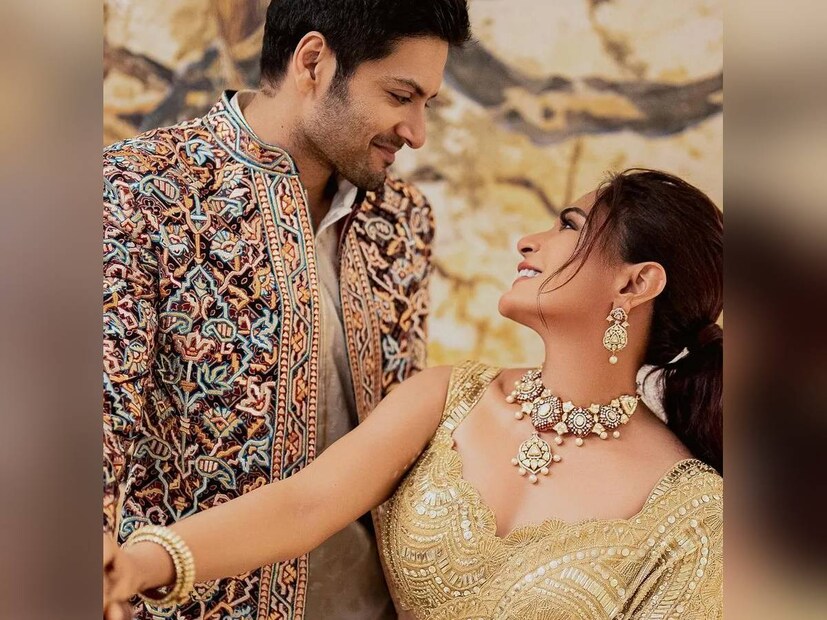 রিচা এবং আলি ছাড়াও তাঁদের পরিবারের অন্যান্য সদস্যও যে আনন্দিত, সে খবর জানিয়েছেন তারকা। ছেলে না মেয়ে, কে এল রিচা-আলির কোলে? ছোট্ট রাজকুমারীকে স্বাগত জানিয়েছেন তারকা-দম্পতি।