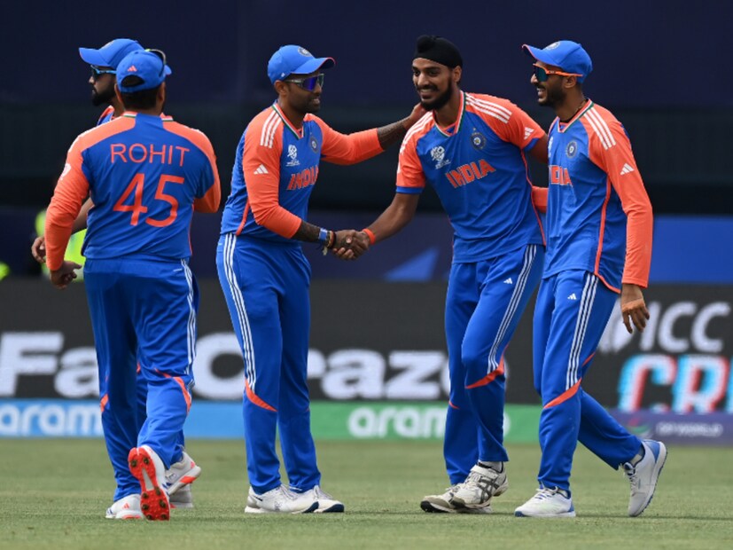 অর্শদীপের বোলিংয়ের ভূয়সী প্রশংসা করেছেন অধিনায়ক রোহিত শর্মা ও কোচ রাহুল দ্রাবিড়। নিজের পারফরম্যান্সে খুশি অর্শদীপও। এই পারফরম্যান্স ধরে রাখা ও টি-২০ বিশ্বকাপ জেতাই এখন প্রধান লক্ষ্য 'সিং ইজ কিং'-এর। (Photo Courtesy- BCCI X)