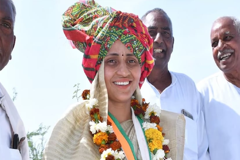 লোকসভা নির্বাচনে ভরতপুর কেন্দ্র থেকে সঞ্জনাকে প্রার্থী করেছিল কংগ্রেস। বিপুল ভোটে জিতেছেন তিনি। তারপর লোকসভায় মঙ্গলবার শপথ নেন সঞ্জনা। শপথ গ্রহণ শেষে ‘জয় জওয়ান, জয় কিষাণ’ স্লোগান দেন। উল্লেখ করেন সংবিধানের কথাও।
