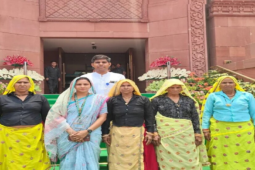 শপথ গ্রহণের জন্য রাজস্থান থেকে দিল্লি গিয়েছেন সঞ্জনা। তাঁর সঙ্গে ছিলেন গোটা পরিবার। লোকসভাতেও হাজির ছিলেন তাঁরা। শপথ গ্রহণের সময় সঞ্জনার মা, স্বামী এবং তিন শাশুড়িকে লোকসভায় উপস্থিত থাকতে দেখা গিয়েছে।শপথের পর সোশ্যাল মিডিয়ায় সঞ্জনা জাটভ লেখেন, “পুরো পরিবারের সঙ্গে দিল্লি এসেছি। আমার মা, শাশুড়ি, বড় শাশুড়ি এবং ছোট শাশুড়ি আশীর্বাদ নিয়ে সংসদে প্রবেশ করেছি। তাঁরাই আমাকে সংসদ পর্যন্ত পৌঁছতে সাহায্য করেছেন, আমার সাফল্যে গুরুত্বপূর্ণ ভুমিকা পালন করেছেন। 