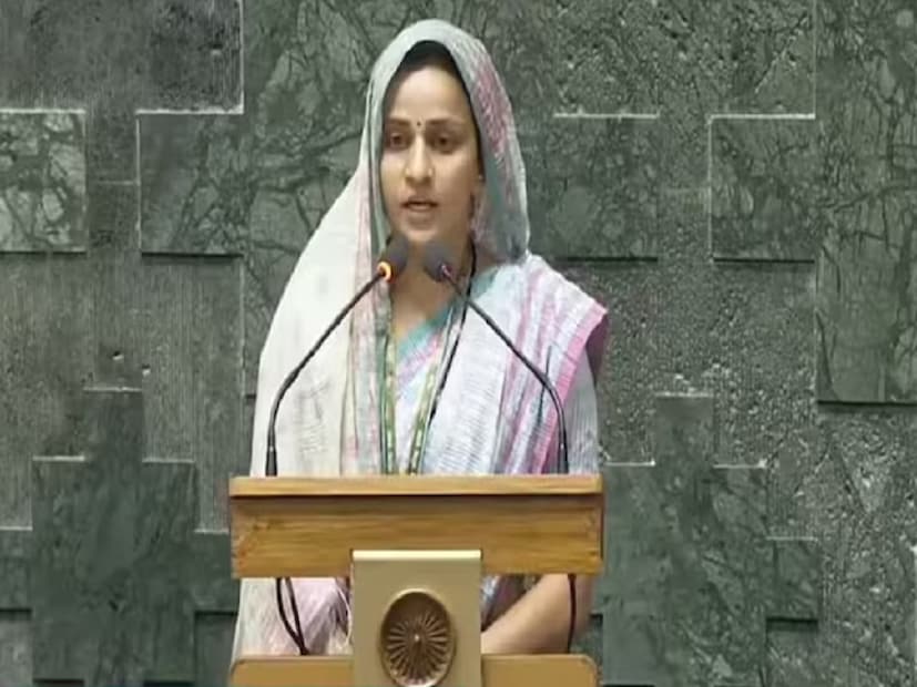 মঙ্গলবার লোকসভায় শপথ নিলেন ভরতপুরের সাংসদ সঞ্জনা জাটভ। শপথের সময় উপস্থিত ছিল সঞ্জনার গোটা পরিবার। অনুষ্ঠান শেষে পরিবারকে উৎসর্গ করে সোশ্যাল মিডিয়ায় আবেগপূর্ণ পোস্ট করেন নয়া সাংসদ। সেটাই এখন ভাইরাল সোশ্যাল মিডিয়ায়।